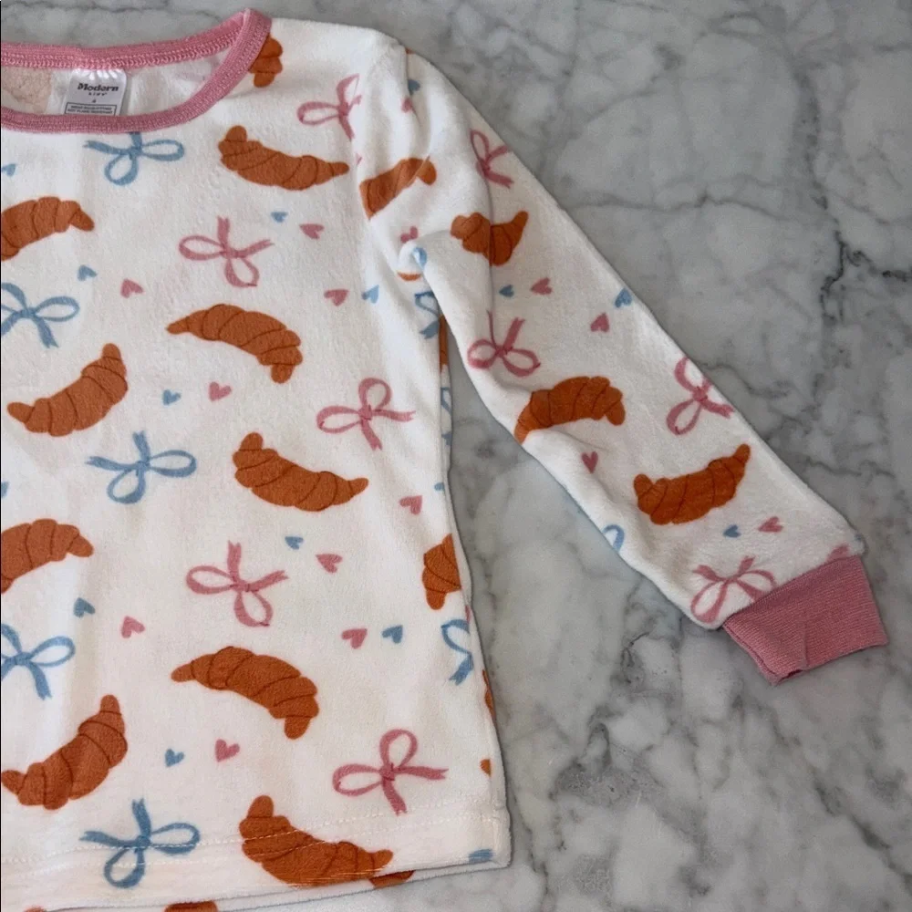 Charming Kids Pajama Set with Croissant and Bow Design 4Y